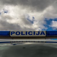 Četru auto avārijā Rīgā iesaistīta arī policijas mašīna