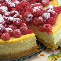 Kārdinošas aveņu kūkas un kūciņas: 10 receptes saldās dzīves baudīšanai
