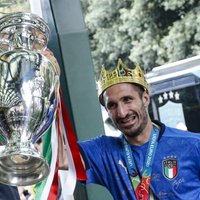 ФОТО, ВИДЕО. Италия отмечает победу на ЕВРО: тысячи ликующих, парад и Кьеллини с короной