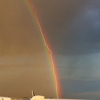 ФОТО: Самолет и молния встретились посередине радуги