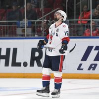 Daugaviņš gūst vārtus KHL spēlē; SKA šosezon pirmo reizi zaudē pamatlaikā