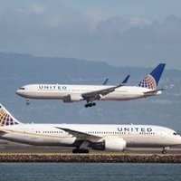 'United Airlines' otrs skandāls mēneša laikā: no pārpildītas lidmašīnas ar varu izvelk pasažieri
