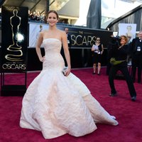 Fotoreportāža: Kinozvaigznes mirdz uz 'Oskaru' sarkanā paklāja