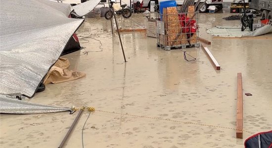 Посетители фестиваля Burning Man застряли в пустыне из-за проливных дождей. Один человек погиб