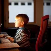 Praktiski padomi, kā gudri pārraudzīt bērna aktivitātes internetā