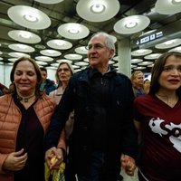 Bijušais Venecuēlas galvaspilsētas mērs pēc bēgšanas no mājas aresta ieradies Spānijā