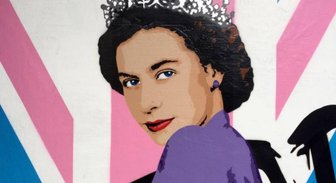 ФОТО: Британский художник изобразил молодую Елизавету II в жанре ню