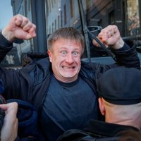 Navaļnija protesti Krievijā pulcējuši negaidīti daudz cilvēku; ap 1000 aizturēto