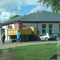 Foto: Kravas auto ietriecies Ventspils CSDD ēkā