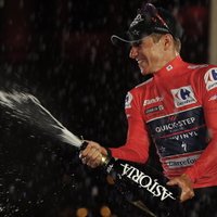 Evenepūls ar triumfu 'Vuelta a Espana' izcīna karjeras lielāko panākumu