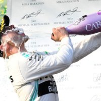 Боттас выиграл первый этап "Формулы-1" по новым правилам, Квят — в десятке