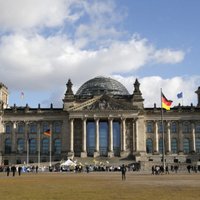 Par nacistu sveiciena izmantošanu pie parlamenta ēkas Berlīnē aizturēti Ķīnas tūristi