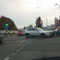 ВИДЕО: Заснят момент аварии на ул. Ханзас - BMW ехал по "встречке"