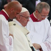 Папа Римский потерял сознание во время мессы в Польше
