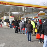 Vairākos ASV štatos izsludināts ārkārtas stāvoklis, jo cilvēki panikā veido degvielas krājumus