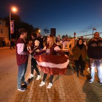 ФОТО, ВИДЕО: Около "Арены Рига" собрались сотни счастливых латвийских фанов