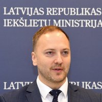 Глава МВД Гиргенс запретил въезд в Латвию 47 иностранцам, Ринкевич — еще 161 иностранцу
