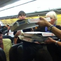 Пилот самолета накормил пассажиров пиццей