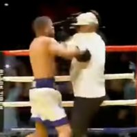 Video: Bokseris ringā izkaujas ar pretinieka treneri