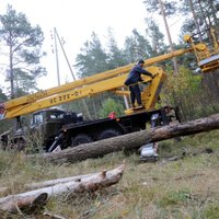 Vētras dēļ bez elektrības Latvijā jau ap 15 000 mājsaimniecību