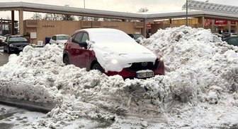 Foto: 'Spice' stāvvietā mašīnu ierok sniegā; saimnieks izsauc policiju