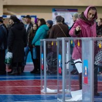 Promaskavisko kaujinieku kontrolē esošajos Austrumukrainas reģionos notiek vēlēšanas