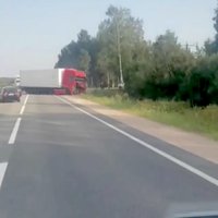 Divu kravas automašīnu sadursme uz Rīgas apvedceļa izraisa pamatīgu sastrēgumu