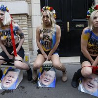 Активистки Femen помочились на портреты Януковича
