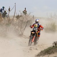 Pēc palīdzēšanas nokritušam konkurentam motociklistam Sanderlendam piešķirta uzvara Dakaras piektajā posmā