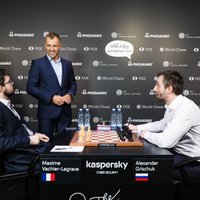Foto: Briedis un Verpakovskis veic simboliskos pirmos gājienus pasaules šaha čempionāta posmā Rīgā