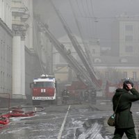 Foto: Maskavā biezos dūmu mutuļos deg Aizsardzības ministrija; ugungrēks likvidēts
