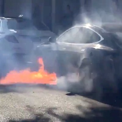 Video: Braukšanas laikā Losandželosā aizdedzies 'Tesla' elektromobilis