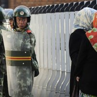 Lielbritānijas ministrs: tādi cilvēktiesību pārkāpumi, kādus Ķīna pastrādā pret uiguriem, sen nav redzēti