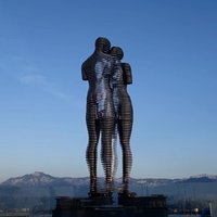 Kustīga skulptūra Gruzijā, kas atveido traģisku mīlas stāstu