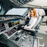 Aviolainerus jāuztic ne tikai vīriešiem: mudinās sievietes apgūt pilota profesiju