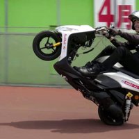Video: Japānis 13 stundas nobraucis uz motorollera aizmugurējā rata