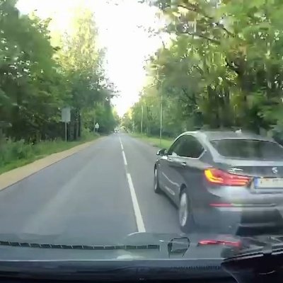 Video: Cīņā par joslu BMW otru braucēju izspiež pretējā joslā