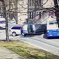 Video fiksēts avārijas brīdis Melnsila ielā ar 'Škoda' apgāšanos uz jumta