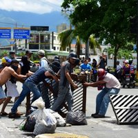 Venecuēlas armijas bāzei uzbrukuši 'teroristi', paziņo Maduro sabiedrotie
