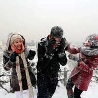 Irānu piemeklē 50 gados spēcīgākā sniega vētra; pusmiljons māju bez elektrības