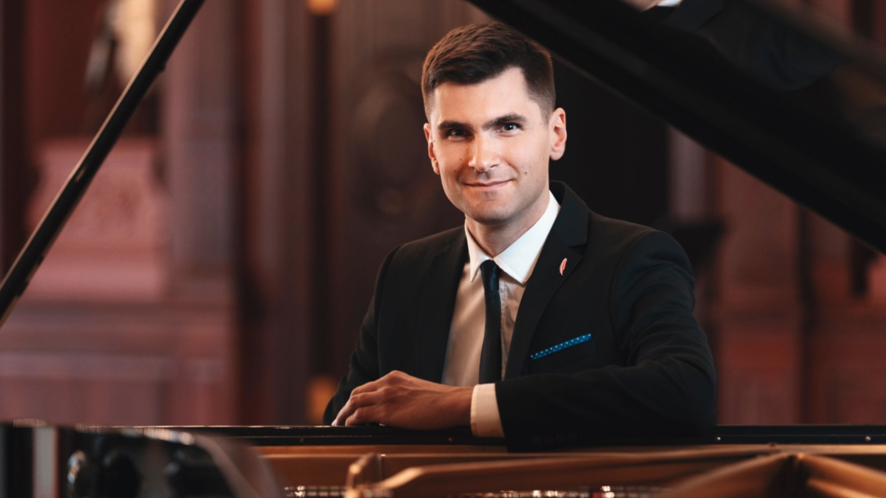 Dzintaru koncertzālē muzicēs pianists Vestards Šimkus | delfi.lv