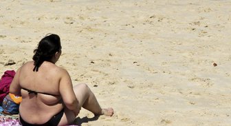 В Испании разгорелся скандал из-за социальной рекламы, призывающей всех на пляж