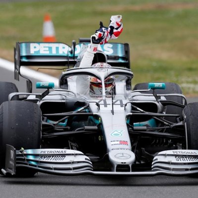 Hamiltons izcīna uzvaru dzimtās Lielbritānijas 'Grand Prix', Fetelam kārtējais fiasko