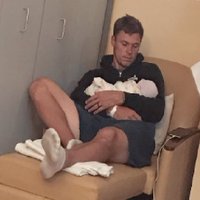 Štromberga sieva publisko aizkustinošu jaundzimušā dēliņa foto