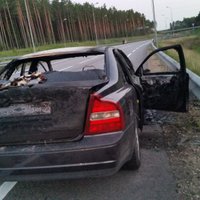 ФОТО: На трассе в Саулкрасты сгорела Volvo - полиции все равно
