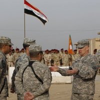 Bagdādē svinīgi nolaižot ASV karogu, amerikāņu karaspēks pamet Irāku