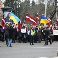 Reportāža: Pie Krievijas vēstniecības Rīgā pulcējas Ukrainas atbalstītāju pulki