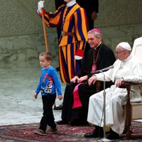 ВИДЕО: Мальчик прервал аудиенцию в Ватикане. Папа Франциск не растерялся