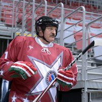 Lukašenko saņem trīsreiz mazāk par hokeja komandas Minskas 'Dinamo' vadību