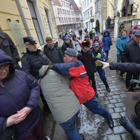 На пикете перед Посольством РФ в Таллинне произошла драка